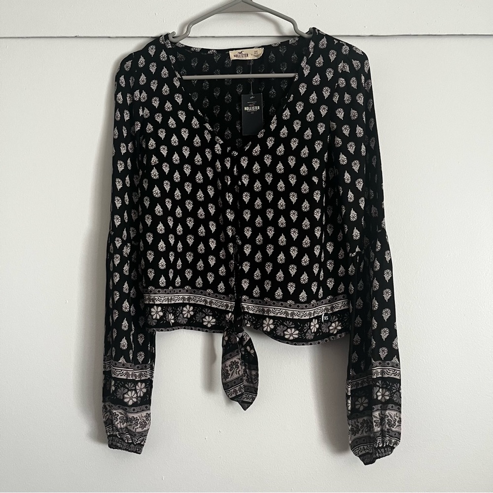 NWT Hollister Black Print Long Sleeve Peasant Top w/ Partial Puff Sleeve Size XS